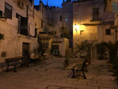 Dal �ponte� svoltiamo ora a sinistra in via Spezieria per arrivare in piazzetta di San Martino, una corte chiusa con al centro una vecchia fontana
